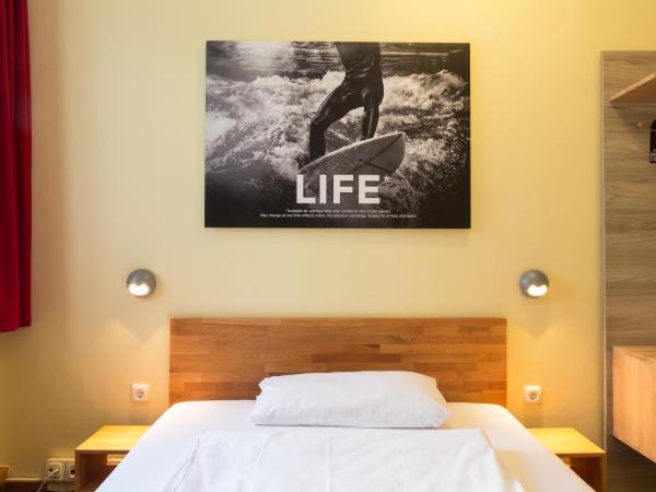 Euro Youth Hotel Munich : photo 2 de la chambre chambre simple avec salle de bains commune