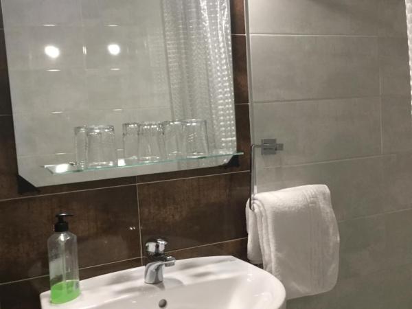 Pension Zurita : photo 5 de la chambre chambre triple avec salle de bains privative