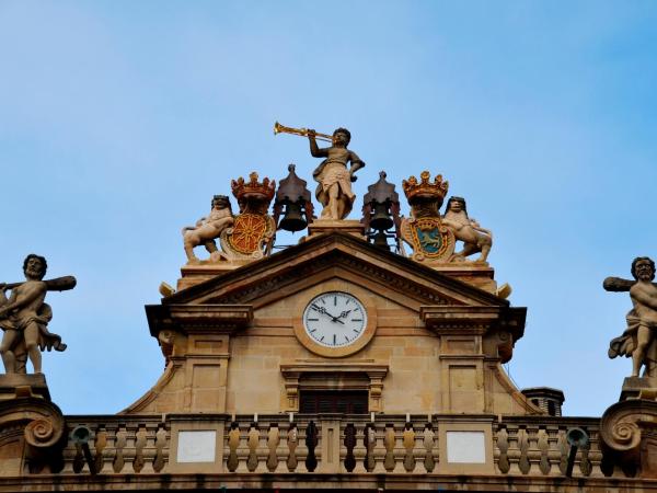 Hotel Pompaelo Plaza del Ayuntamiento & Spa : photo 7 de la chambre chambre lit king-size avec balcon