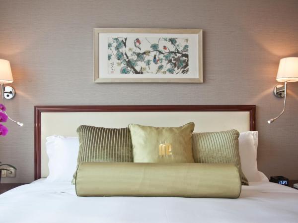 Regal Plaza Hotel & Residence : photo 5 de la chambre deluxe king bed one room and one living room