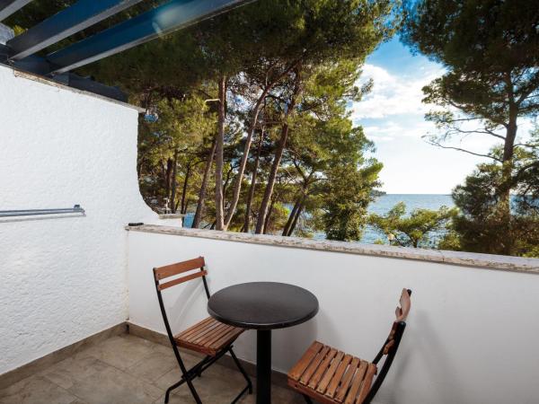 Villa Galijot Plava Laguna : photo 4 de la chambre chambre supérieure avec balcon - côté mer