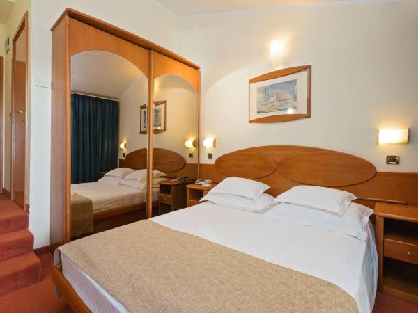 Villa Galijot Plava Laguna : photo 2 de la chambre chambre supérieure avec balcon - côté mer