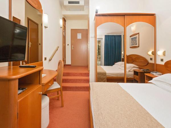 Villa Galijot Plava Laguna : photo 3 de la chambre chambre supérieure avec balcon - côté mer