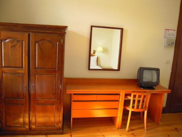 Guesthouse Lusa Atenas : photo 6 de la chambre chambre double avec lit d'appoint individuel