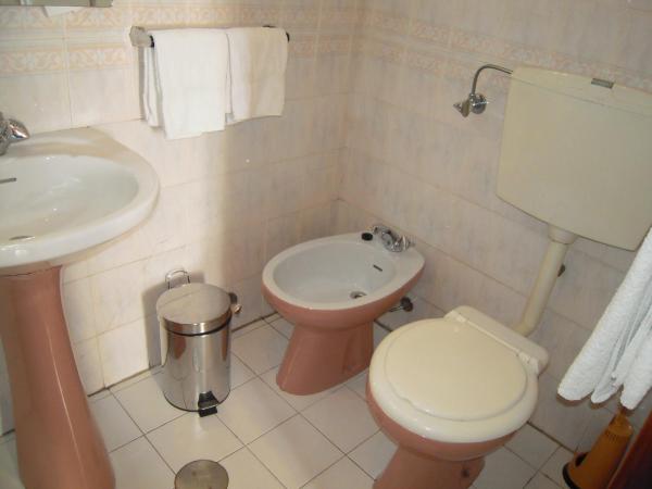 Guesthouse Lusa Atenas : photo 10 de la chambre chambre lits jumeaux