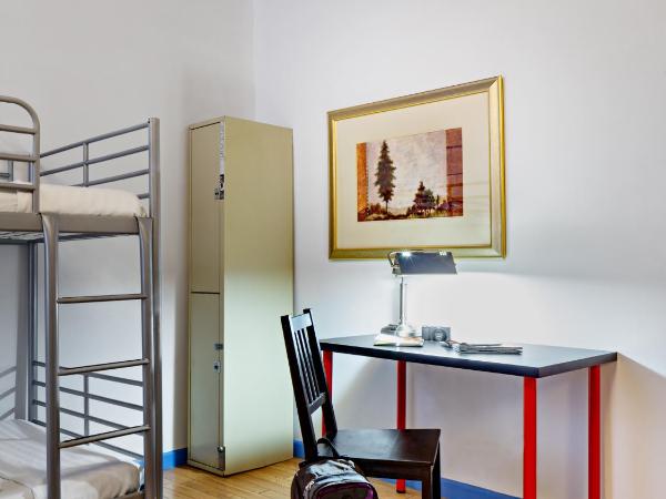 Central Park West Hostel : photo 9 de la chambre lit simple dans dortoir de 2 lits avec salle de bains commune