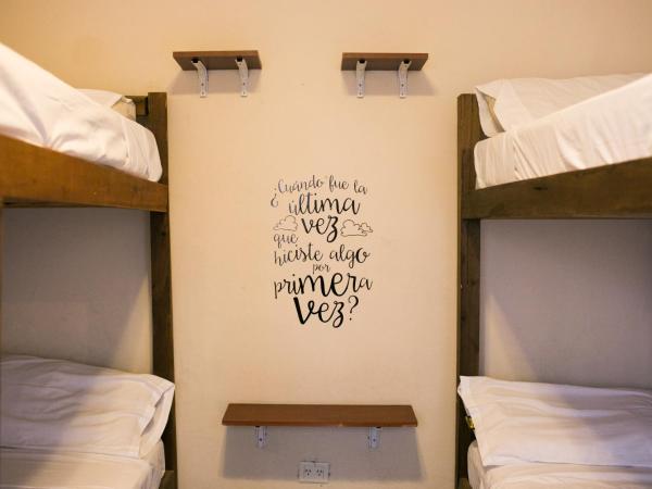 Sabatico Travelers Hostel & Guesthouse : photo 1 de la chambre lit simple dans dortoir pour femmes de 4 lits