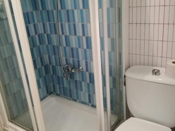 Hostal Lesseps : photo 8 de la chambre chambre familiale