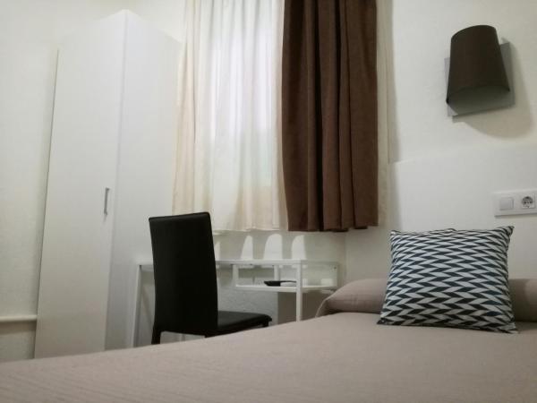 Hostal Lesseps : photo 2 de la chambre chambre simple avec salle de bains commune