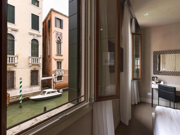 Hotel Liassidi Palace : photo 8 de la chambre chambre double - vue sur canal - bâtiment séparé