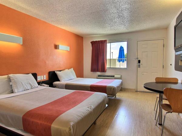Motel 6-Austin, TX : photo 1 de la chambre chambre quadruple