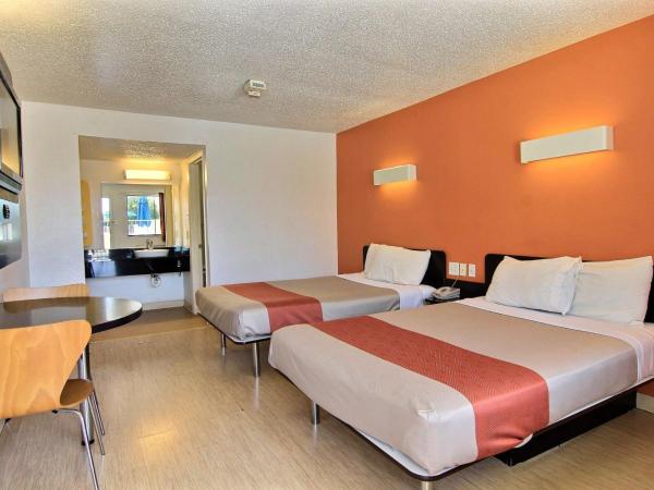 Motel 6-Austin, TX : photo 2 de la chambre chambre quadruple