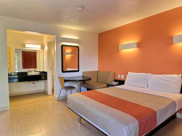 Motel 6-Austin, TX : photo 1 de la chambre chambre lit queen-size 