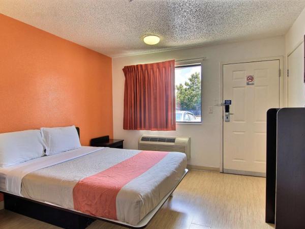Motel 6-Austin, TX : photo 7 de la chambre chambre lit queen-size