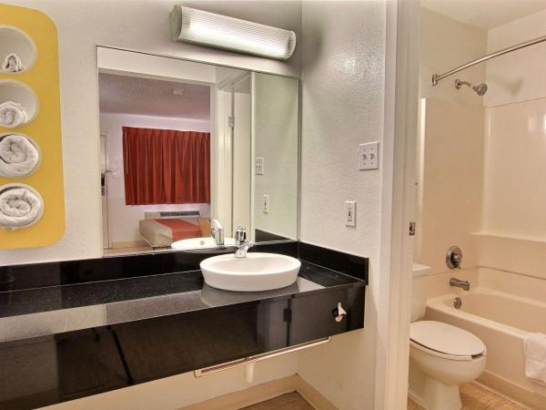 Motel 6-Austin, TX : photo 4 de la chambre chambre lit queen-size