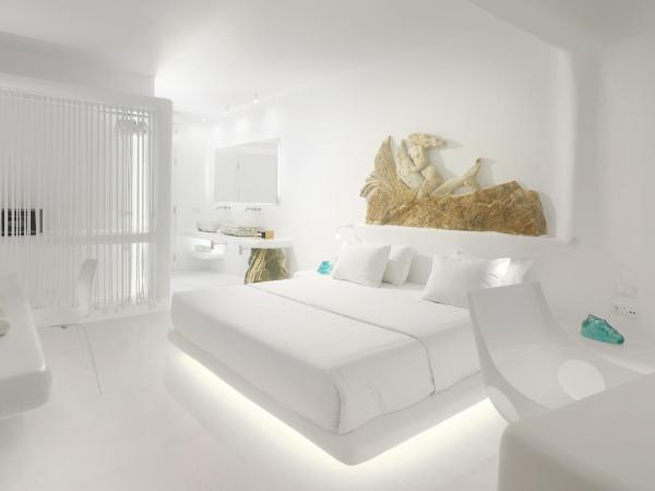 Mykonos Bay Resort & Villas : photo 4 de la chambre suite lune de miel exclusive avec jacuzzi intérieur - vue sur mer