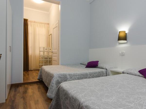 Hostal Lesseps : photo 5 de la chambre chambre familiale