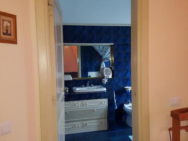 B&B Le Mille E Una Notte : photo 5 de la chambre chambre quadruple avec balcon 