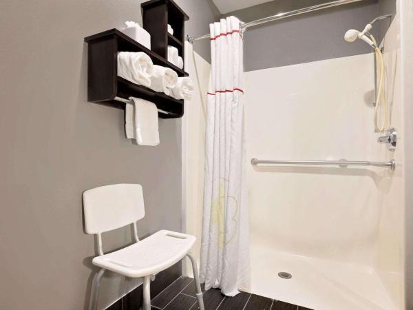 Hawthorn Extended Stay by Wyndham Columbus West : photo 1 de la chambre suite lit king-size avec douche accessible en fauteuil roulant - non-fumeurs