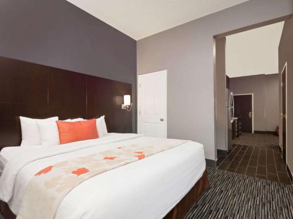 Hawthorn Extended Stay by Wyndham Columbus West : photo 2 de la chambre suite lit king-size avec douche accessible en fauteuil roulant - non-fumeurs