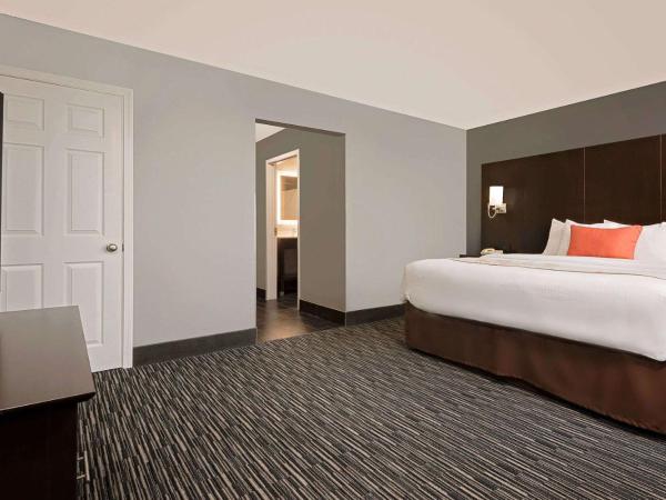 Hawthorn Extended Stay by Wyndham Columbus West : photo 3 de la chambre one-bedroom queen suite with mobility accessible roll-in shower - non-smoking