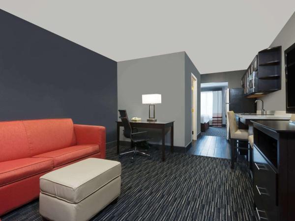 Hawthorn Extended Stay by Wyndham Columbus West : photo 5 de la chambre suite lit king-size avec douche accessible en fauteuil roulant - non-fumeurs