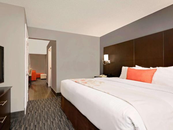 Hawthorn Extended Stay by Wyndham Columbus West : photo 6 de la chambre suite lit king-size avec douche accessible en fauteuil roulant - non-fumeurs