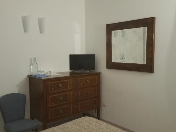 Dafne B&B : photo 3 de la chambre chambre familiale avec salle de bains privative