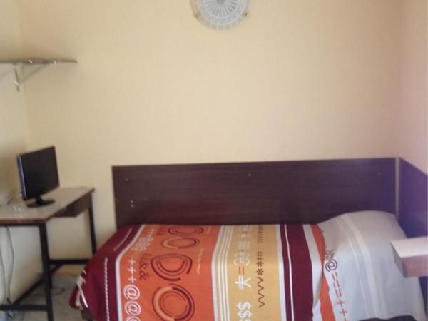 Hotel Rallye : photo 1 de la chambre chambre simple avec salle de bains commune