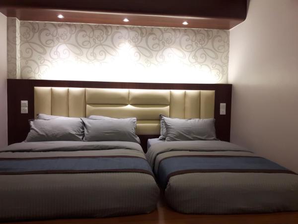 De Benz Inn : photo 2 de la chambre chambre triple avec salle de bains