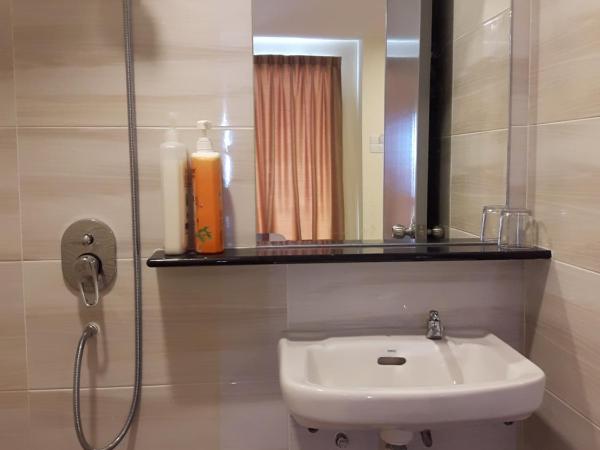 De Benz Inn : photo 4 de la chambre chambre familiale avec salle de bains privative