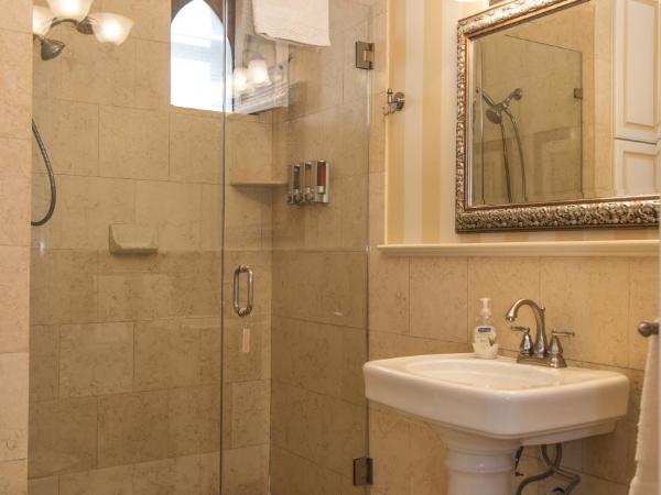 La Reserve Bed and Breakfast : photo 8 de la chambre chambre lit queen-size avec salle de bains commune n° 1