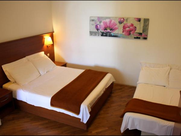 Gargamelo Pension : photo 7 de la chambre chambre triple