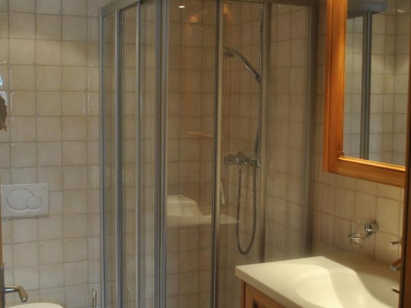 Les Petits Mélèzes : photo 3 de la chambre chambre familiale (2 adultes + 3 enfants)