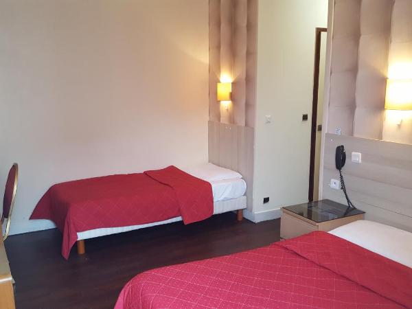 Hôtel Média : photo 1 de la chambre chambre triple avec salle de bains