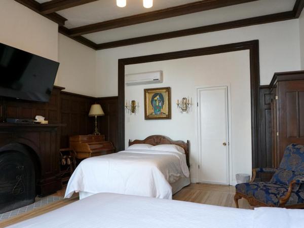 Hôtel Marie-Rollet : photo 10 de la chambre chambre double avec 2 lits doubles