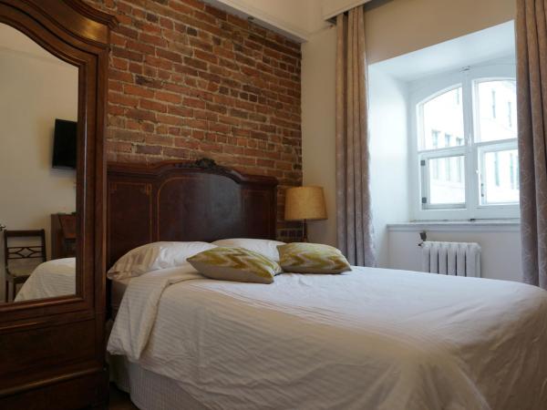 Hôtel Marie-Rollet : photo 1 de la chambre petite chambre Économique avec salle de bains privative dans le couloir