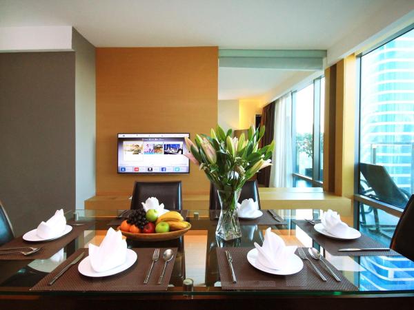 Sivatel Bangkok Hotel : photo 5 de la chambre grande suite royale en duplex butterfly pea avec 2 chambres