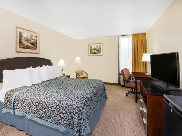 Days Inn by Wyndham Indianapolis Northeast : photo 1 de la chambre chambre lit king-size - non-fumeurs