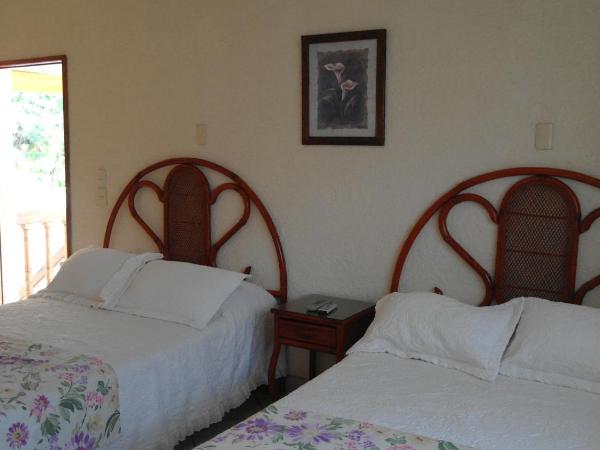 Villa Cupatitzio : photo 1 de la chambre chambre triple basique avec salle de bains commune