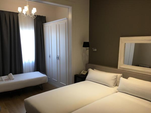 Mesón Castilla Atiram Hotels : photo 2 de la chambre chambre triple