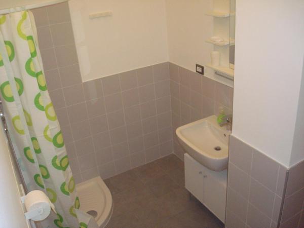 Green Bed Bergamo Guest House & Residence : photo 4 de la chambre chambre quadruple avec salle de bains privative