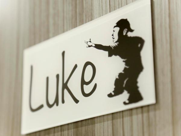 Roots Hostel : photo 6 de la chambre chambre avec lits superposés et salle de bains commune