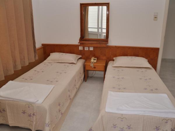 Kleopatra Beach Yildiz Hotel : photo 2 de la chambre chambre triple standard - vue sur piscine