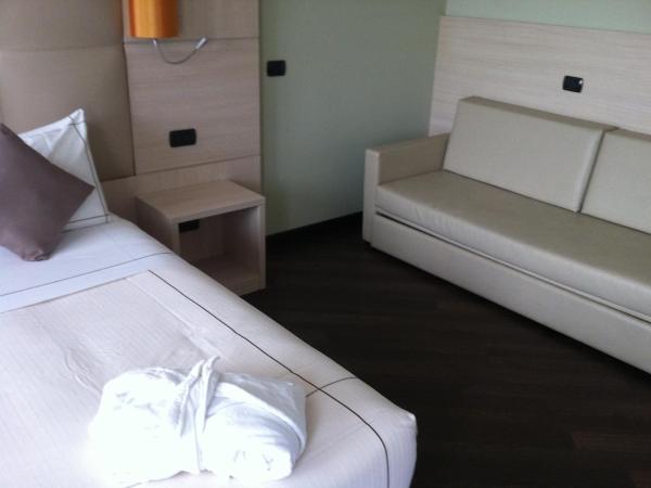 Acca Palace AA Hotels : photo 4 de la chambre chambre quadruple