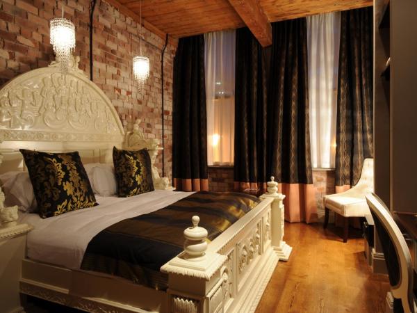 Velvet Hotel : photo 9 de la chambre chambre lit king-size - forfait fête (bruit potentiel du bar)