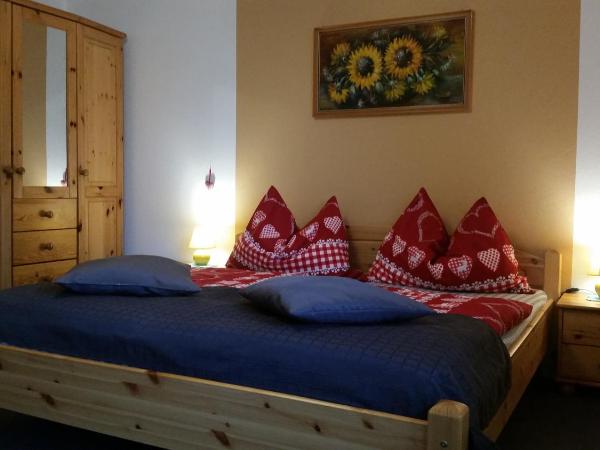 Haus Angelika - bed & breakfast - Innsbruck/Igls : photo 3 de la chambre chambre double avec balcon et parking