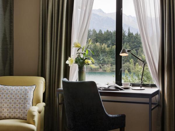 Hotel St Moritz Queenstown - MGallery by Sofitel : photo 5 de la chambre chambre lit king-size st moritz - vue sur lac