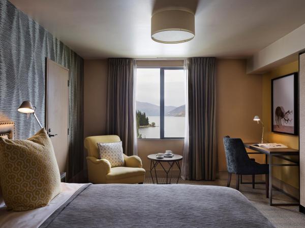 Hotel St Moritz Queenstown - MGallery by Sofitel : photo 10 de la chambre chambre lit king-size st moritz - vue sur lac