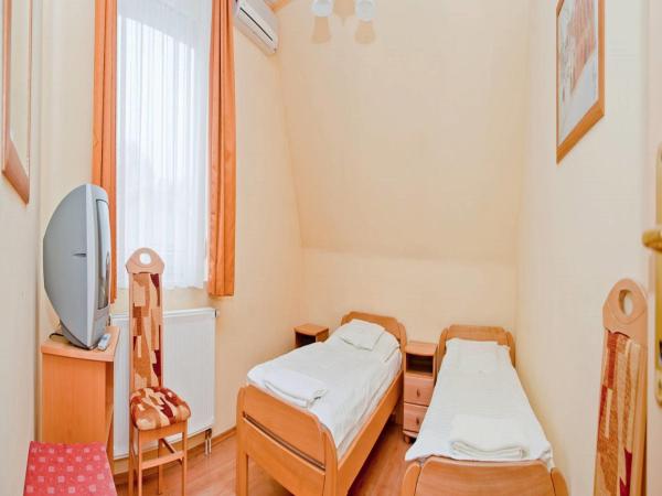 Belvárosi Panzió : photo 1 de la chambre chambre quadruple avec salle de bains privative
